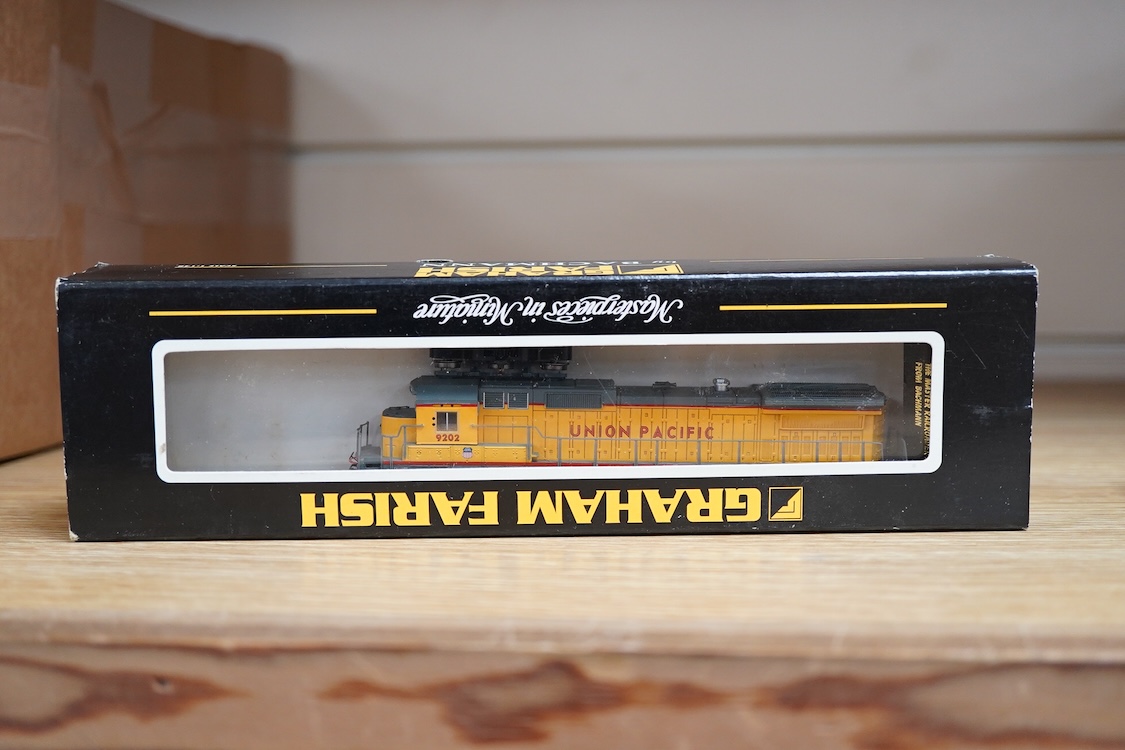 A group of N gauge railway by Graham Farish, Bachmann Spectrum, etc. mainly American outline, including seven locomotives; a W&LE 2-6-6-2 tender locomotive, 8003 (82656), a Union Pacific Co-Co diesel loco, 9202 (85052),